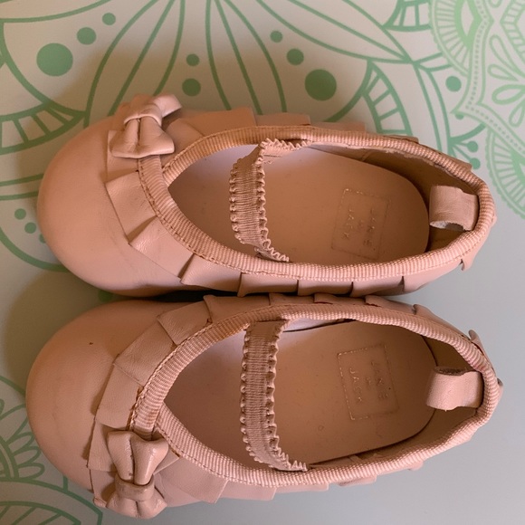 Janie and Jack girls leather material flats in ivory size 4 - Picture 3 of 6